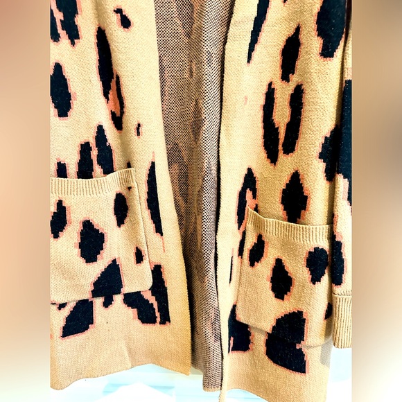 Long sleeved leopard print sweater.  size XL - Picture 8 of 11